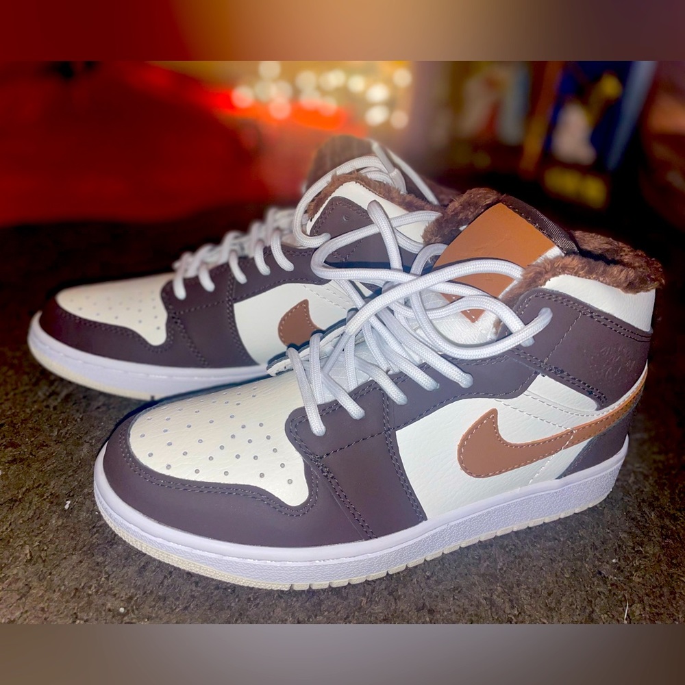 Jordan 1 Mid SE, color brown basalt oatmeal, size 6 in women